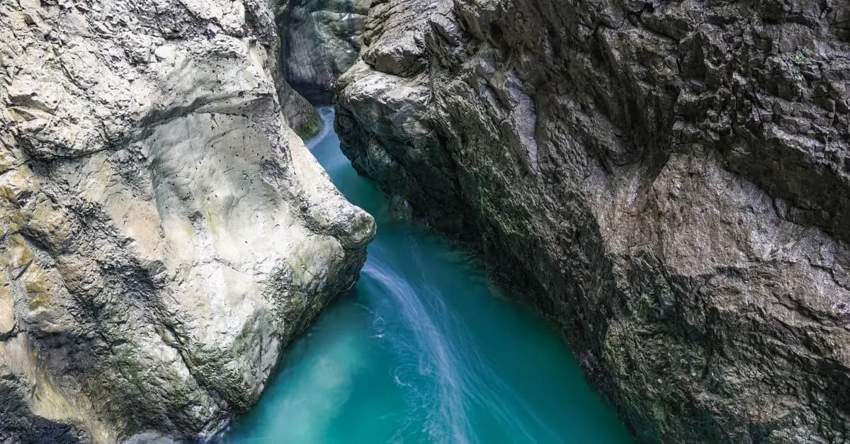 Comment Choisir le Bon Équipement pour le Canyoning