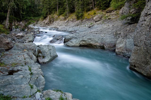Comment Choisir le Bon Équipement pour le Canyoning